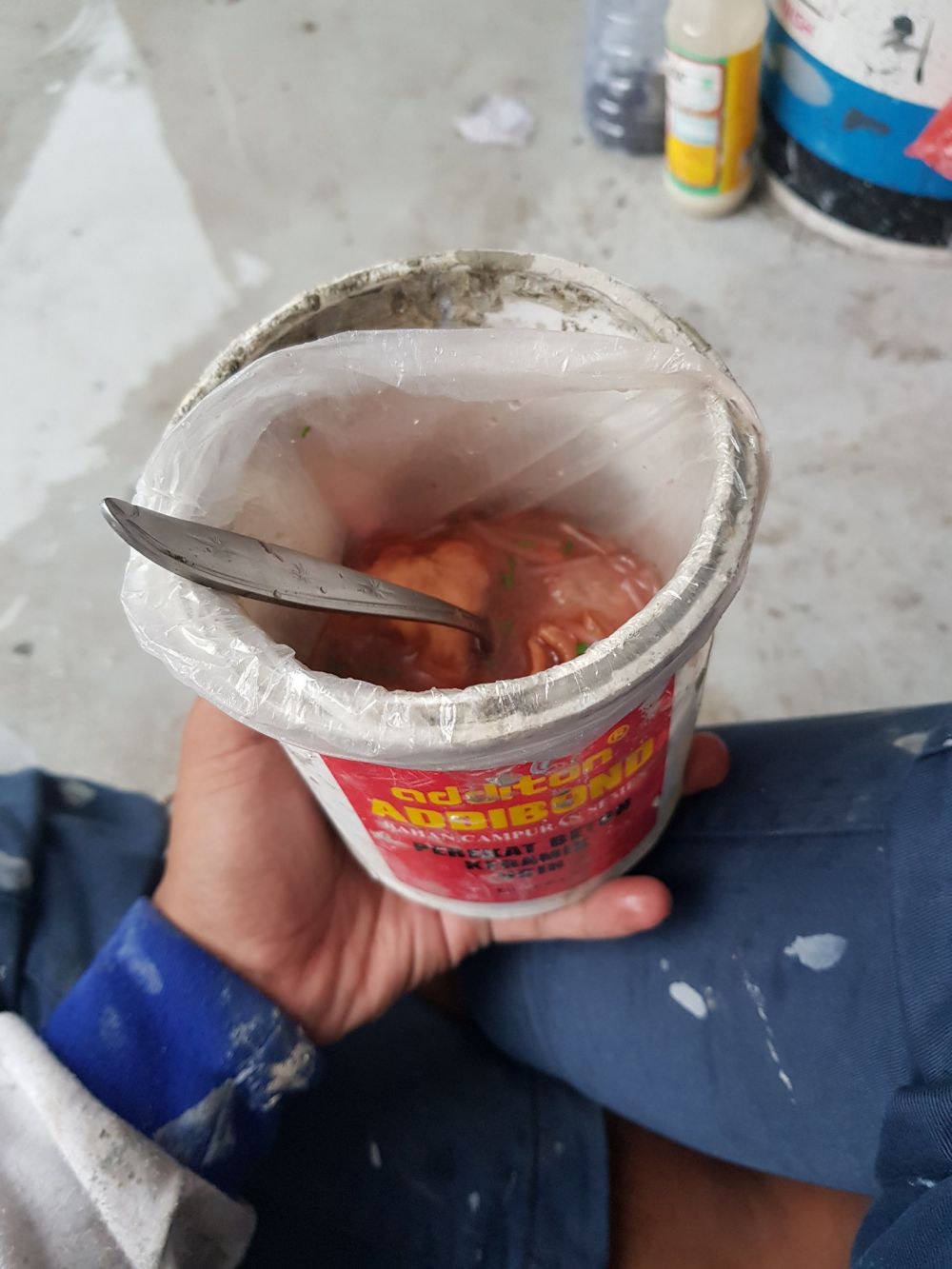 Kelakuan kocak dari para tukang bangunan ini bikin ngakak terus